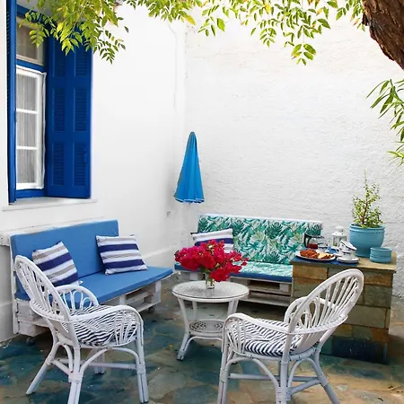 Small Traditiional Near The Shops And Restaurants In Korissia, Kea *