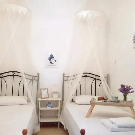 Small Traditiional Near The Shops And Restaurants In Korissia, Kea Vakantiehuis