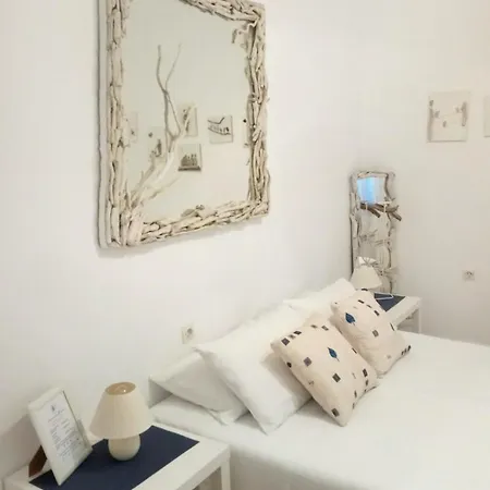 Small Traditiional Near The Shops And Restaurants In Korissia, Kea