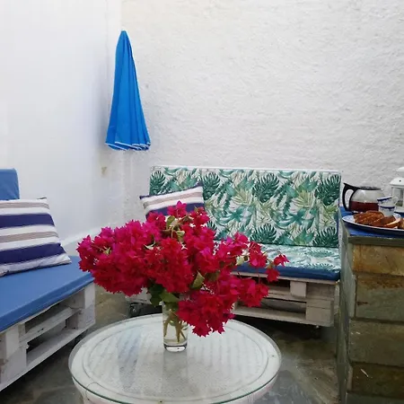 Small Traditiional Near The Shops And Restaurants In Korissia, Kea * Ioulis