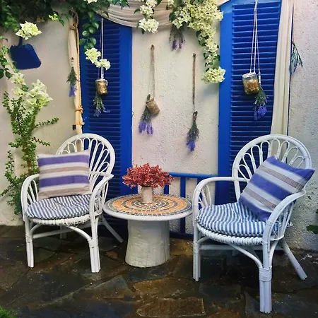 Small Traditiional Near The Shops And Restaurants In Korissia, Kea Vakantiehuis