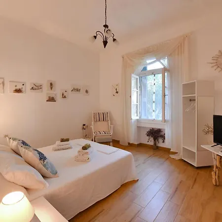 Small Traditiional Near The Shops And Restaurants In Korissia, Kea Ferienhaus