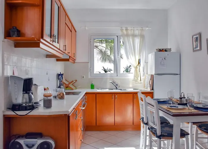 Small Traditiional Near The Shops And Restaurants In Korissia, Kea * Ioulis