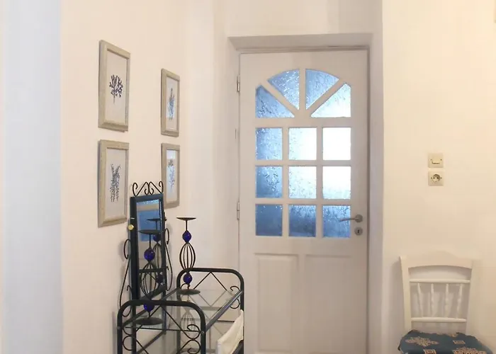 Small Traditiional Near The Shops And Restaurants In Korissia, Kea *