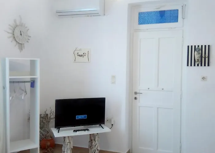 Small Traditiional Near The Shops And Restaurants In Korissia, Kea Feriehus *